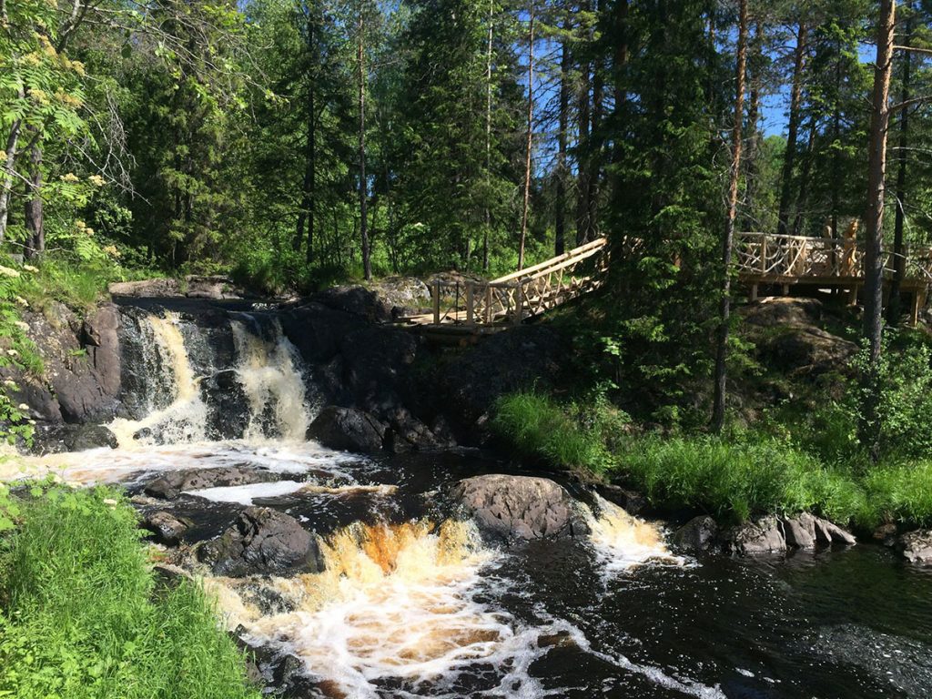 Водопады Рускеала летом
