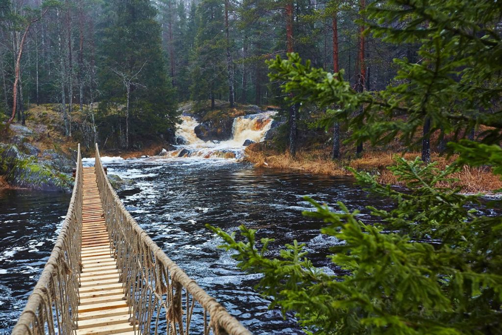 Подвесной мостик Рускеальских водопадов