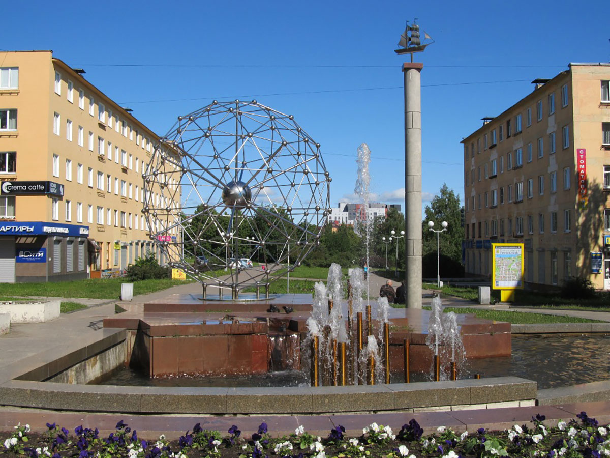 Скульптура «Молекула фуллерена» в Петрозаводске