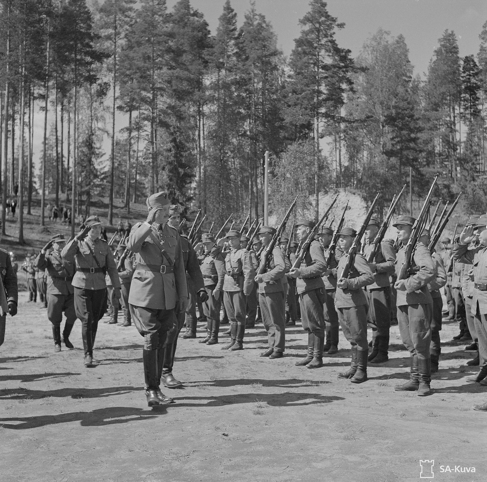 Маннергейм принимает парад перед Горой филина (Хуухканмяки), 30 мая 1943 год