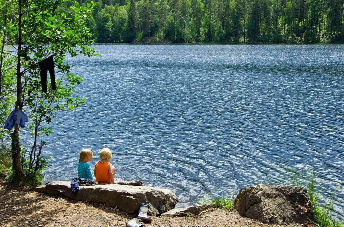 Дети в Карелии на берегу озера