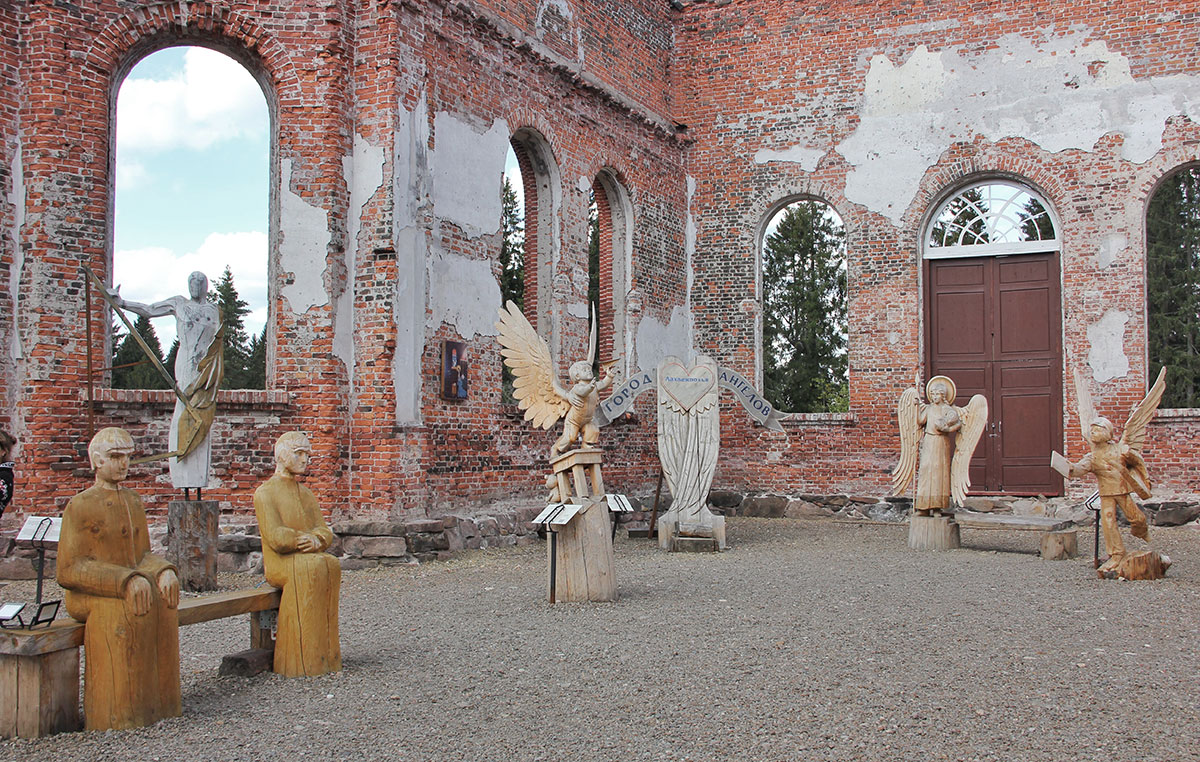 Выставка деревянных скульптур «Город ангелов» в кирхе прихода Яаккима в Лахденпохье в Карелии